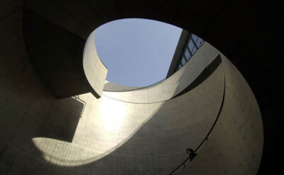 神户兵库县立美术馆 被安藤忠雄设计的弧线吸引了