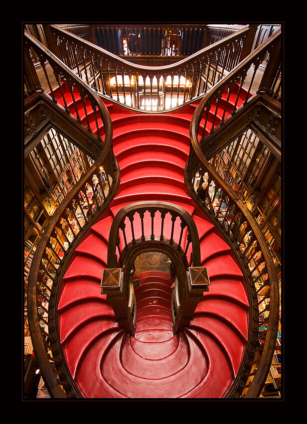 Livraria Lello in Porto. LibraryThing Local covers bookstores and libraries, and book events of all kinds.葡萄牙的图书馆---这建筑真的是艺术！--楼梯