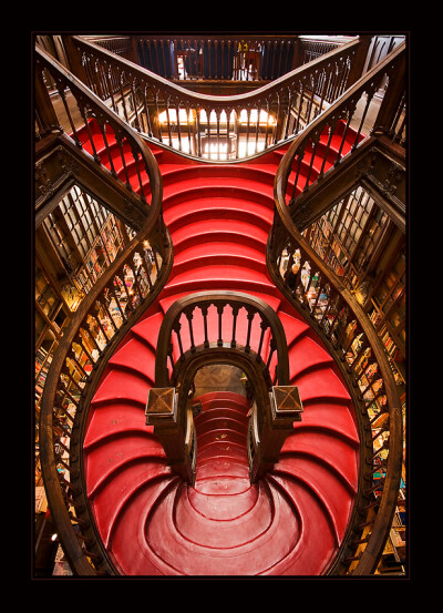 Livraria Lello in Porto. LibraryThing Local covers bookstores and libraries, and book events of all kinds.葡萄牙的图书馆---这建筑真的是艺术！--楼梯