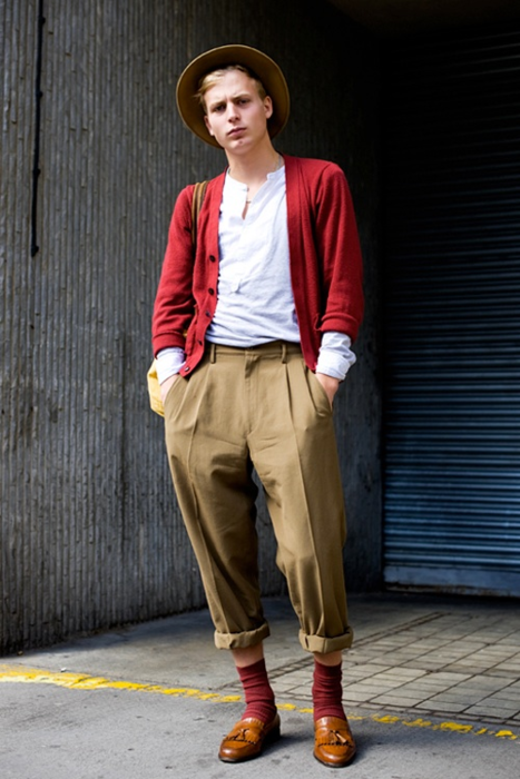 红色的针织衫+棕黄色的哈伦裤。有着英伦的帅气。