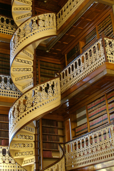 Spiral staircase in the Iowa state capital library.--为什么国外的图书馆都能修得这么美丽、艺术？