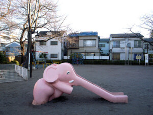 粉红色的小象滑滑梯，孩子们都喜欢。