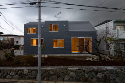 来自于日本横滨的芹が谷(Serigaya),KUS建筑事务所所设计建筑的Serigaya House，在安静的住宅区之中的私人住宅。非常特别的是在于地下室有一间档案室，用来收纳和存放业主的东西，很像货架一样。全屋也用全木结构，留…