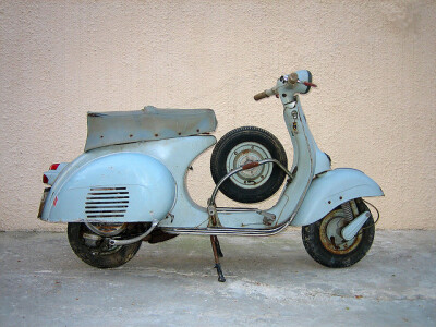 1960年的vespa，因为年头久远，斑驳的蓝色漆更增加了复古的气息。