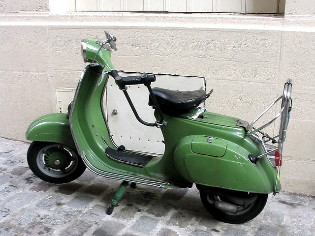 绿色的vespa，是我喜欢的颜色。