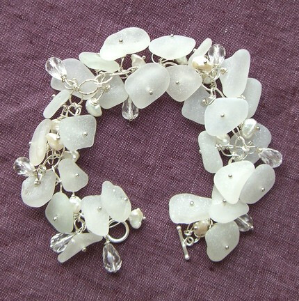 海玻璃手镯，白色的花朵状，美轮美奂。