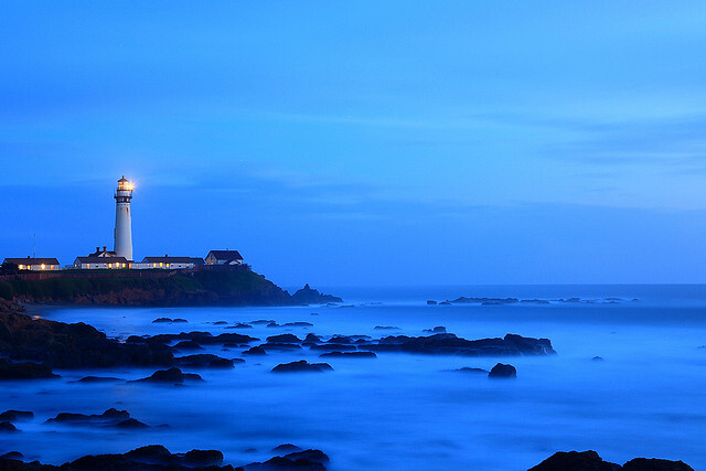 其实鸽点灯塔要看夜景，让我们按照时间顺序来看看鸽点的夜景。此图50mm焦距，6.3的光圈，曝光4分钟，在夜晚7.37分拍下这张美丽的照片。相机是Canon / EOS 5D Mark II