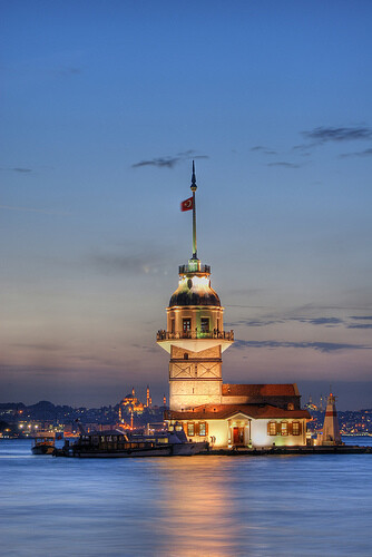 再来一张亮灯的夜景。让我们结束这段美妙的土耳其灯塔之旅！～