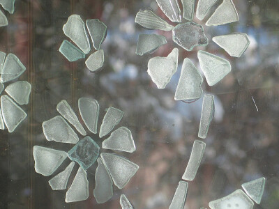 用海玻璃在装饰很不错啊。雏菊！