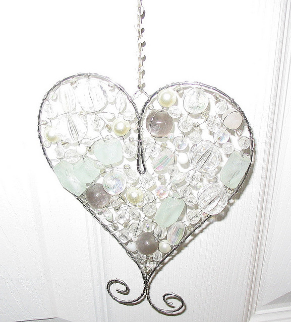White bead heart 海玻璃拼贴的爱心挂坠。很精致哦。