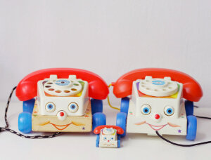 本人最近收获的玩具：Toy Story里出现过的Chatter Phone.最左边那部是Fisher Price60年代 Made in USA 底座是木头的。 中间小的是迪士尼出的钥匙扣。 最右边的是Fisher Price近几年的复刻版。（Copyright © 周突圍）