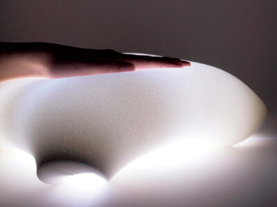 来自日本某灯具设计的获奖作品，发光的抱枕。超柔软的质地，只需轻轻碰触即可开关灯光，加上采用LED，发热方面完全不用担心