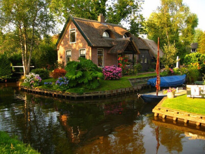 羊角村位于荷兰西北方Overijssel省，De Wieden自然保护区内。冰河时期De Wieden正好位在两个冰碛带之间。羊角村又有「绿色威尼斯」之称〈也有人称「荷兰威尼斯」〉，因为水面映像的都是一幢幢绿色小屋的倒影，这里房…