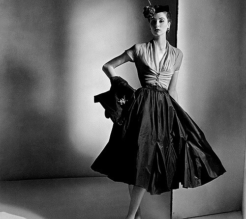 1952。这样的裙子是每个女人梦寐以求的。那时候女人的优雅是特别的。