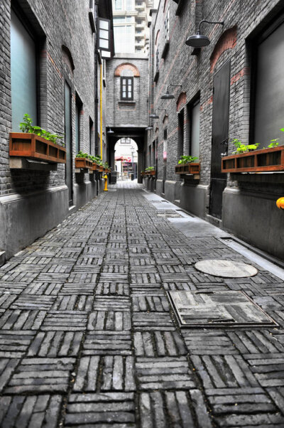  这样的巷子，在上海有很多很多。