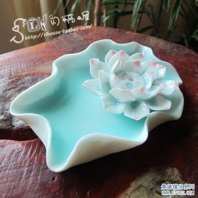 纯青色陶瓷香插莲花