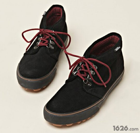 美国知名滑板街头品牌Vans 与品牌 The Duffer of St. George 合作，以著名鞋款Vans Chukka Boots ，打造Fall/Winter 2011全新设计联名鞋款