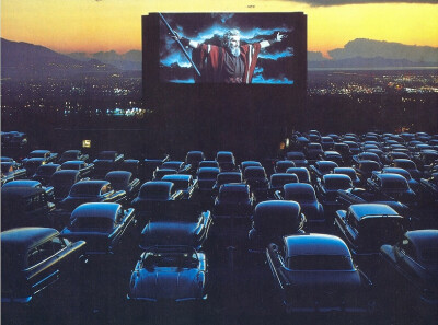 Drive In Theatre, Los Angeles 1950's 20世纪50年代，洛杉矶的汽车影院。这车型，真怀旧！