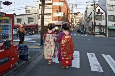 誰にも過去（かこ）の地図（ちず）の上（うえ）に、忘れ得ぬ人がいる。 每个人在过往的路途中都有难以忘怀的人。