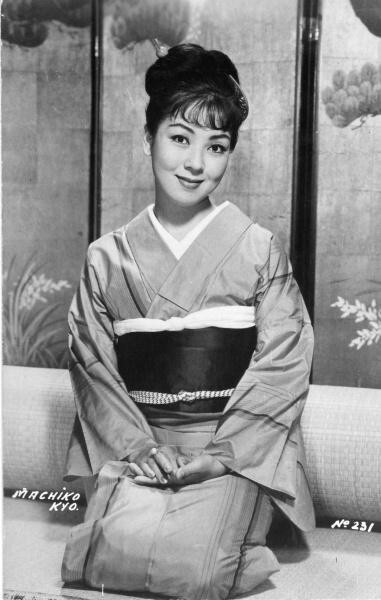 【京町子】本名矢野元子，日本女演员，1924年3月25日出生于大阪。