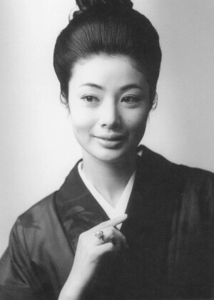 【富司纯子】旧姓后藤。她是日本电影界的代表女演员之一，年过六旬的富司有着三十多年的从影经验，富司的丈夫尾上菊五郎（第七代）、儿子尾上菊之助（第五代）都是优秀的歌舞伎演员，她的女儿寺岛忍也日本电影界的优秀女演员。
