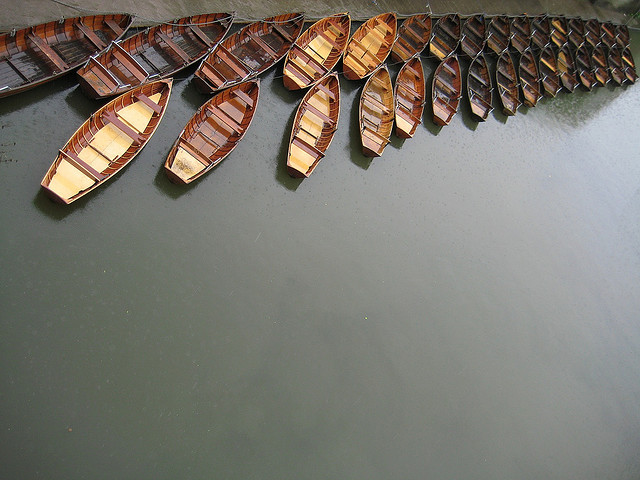 Boats on the Durham river, England 整齐得码着很可爱