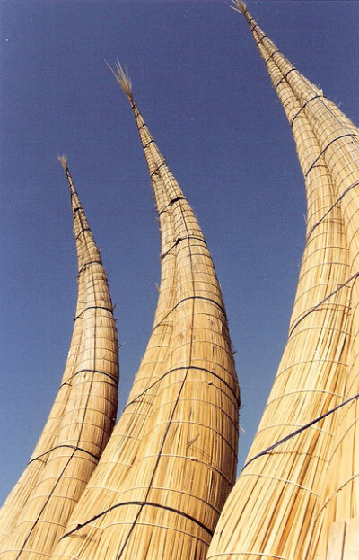 These traditional boats are made entirely of reeds and are still used by locals in the Trujillo area to go fishing in the Pacific breakers.这些用芦苇做的船现在还驰骋在特鲁希略地区，用来捕鱼。