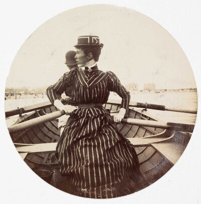 Woman in a rowing boat, about 1890。Collection of National Media Museum/Kodak Museum