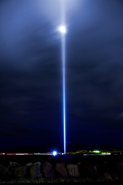 At 19:52 October 9th 2007 Yoko Ono revealed this Light of Peace in Iceland to honor John Lennon.This was shot in tungsten mode in RAW on a digital camera with little twists and tweaks.小野洋子在冰岛发出一束光，纪念列侬。