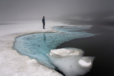 这张照片拍摄于正在融化的 Bræðravatn, Mjóafjarðarheiði. 当地人告诉我还没人这么干过。湖的名字，兄弟之河，是为了纪念一对由于冰川开裂而跳入河中的兄弟。