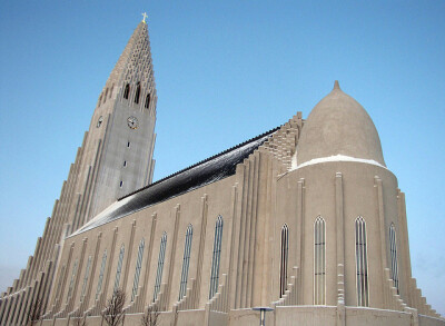 Hallgrímskirkja位于冰岛雷克雅未克，是一座路德教堂。高74.5米，是冰岛第四高的建筑物。是由冰岛诗人兼牧师 Hallgrímur Pétursson而命名的，用了38年才建成。
