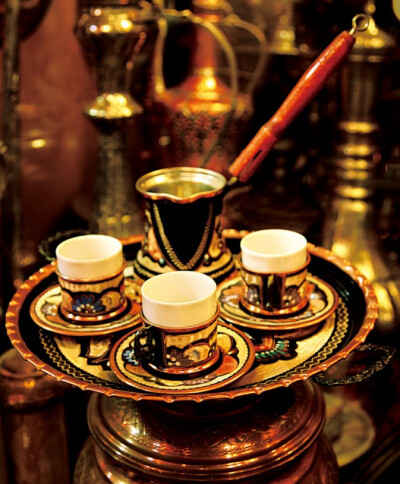 传统的土耳其红茶茶具，花纹精美，非常具有民族特色。