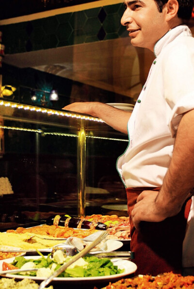 在土耳其，各种烤肉料理都叫做“卡八”，最有名的叫“多纳卡八”，就是“回旋式”烤肉的意思。