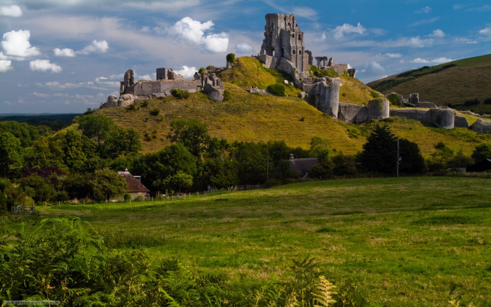 英国 Corfe Castle 世界15座最壮观的城堡第九位 其实已经是废墟了- - 我不知道怎么入选的…… 不过阴天的时候很有感觉