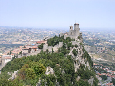 圣马力诺共和国 Fortress Guaita 瑞士 Castle of Neuchâtel 世界15座最壮观的城堡第十四位