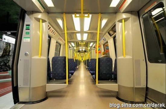 地铁内部。好干净的说。