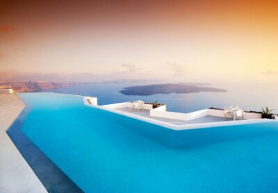 希腊圣托里尼岛的泳池.