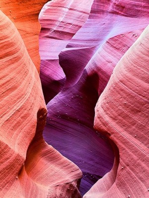 羚羊峡谷（英语：Antelope Canyon），是世界上著名的狭缝型峡谷之一，也是知名的摄影景点。其位于美国亚利桑纳州北方，最靠近的城市为佩吉市，属于纳瓦荷族保护区。羚羊峡谷在地形上分为两个独立的部份，称为上羚羊峡谷（英语：Upper Antelope Canyon）与下羚羊峡谷（英语：Lower Antelope Canyon）。