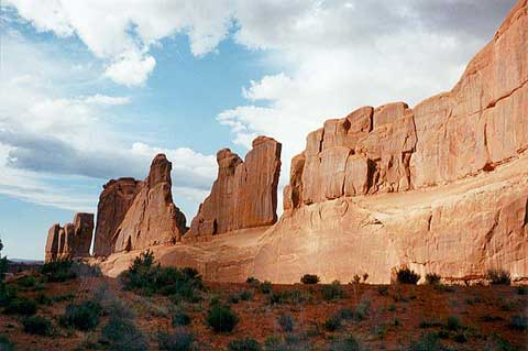 科罗拉多大峡谷(the Grand Canyon)总面积接近3公里，任何人都不可能一眼看遍大峡谷的全貌。只有从高空俯瞰，才有可能完整地欣赏这条大地的裂缝。真正身临其境的人，只能从峡谷南缘或者北缘欣赏大峡谷的一部分。这倒是应了“不是庐山真面目，只缘身在此山中”的道理。