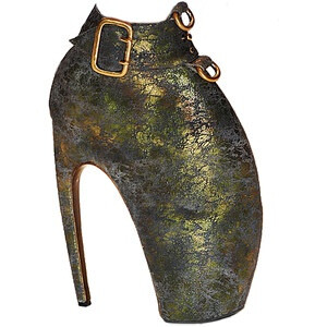 黑铁状的高跟鞋，高得很另类