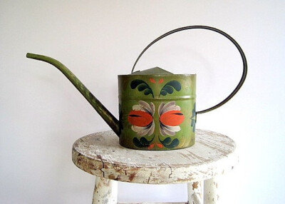 绿色花铁皮的撒水桶