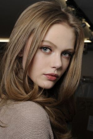 英文名：Frida Gustavsso 　生日：1993年6月6日 　　身高：5英尺9.5英寸 / 177cm 　　胸围：32英寸 / 81cm 　　腰围：23英寸 / 58cm 　　臀围：34英寸 / 87cm 　　国籍：瑞典