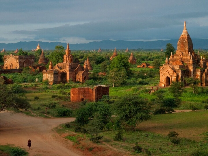 一位和尚在蒲甘（Bagan）尘土飞扬的道路上行走。这里是缅甸的一座古代都城，景观大可与柬埔寨的吴哥窟（Angkor Wat）匹敌。公元二世纪时，该地区一度曾经保有13000座宝塔，多由砖块加灰泥砌成，表层用颜料处理。地震和伊江（Ayeyarwady River）破坏了其中一万多座宝塔。