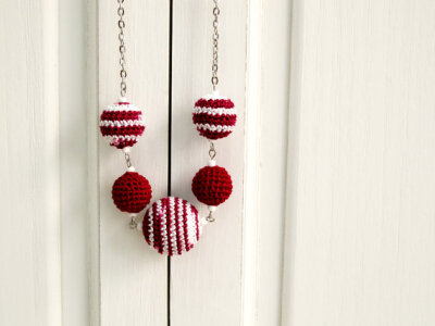 Burgundy red and white crochet beads necklace