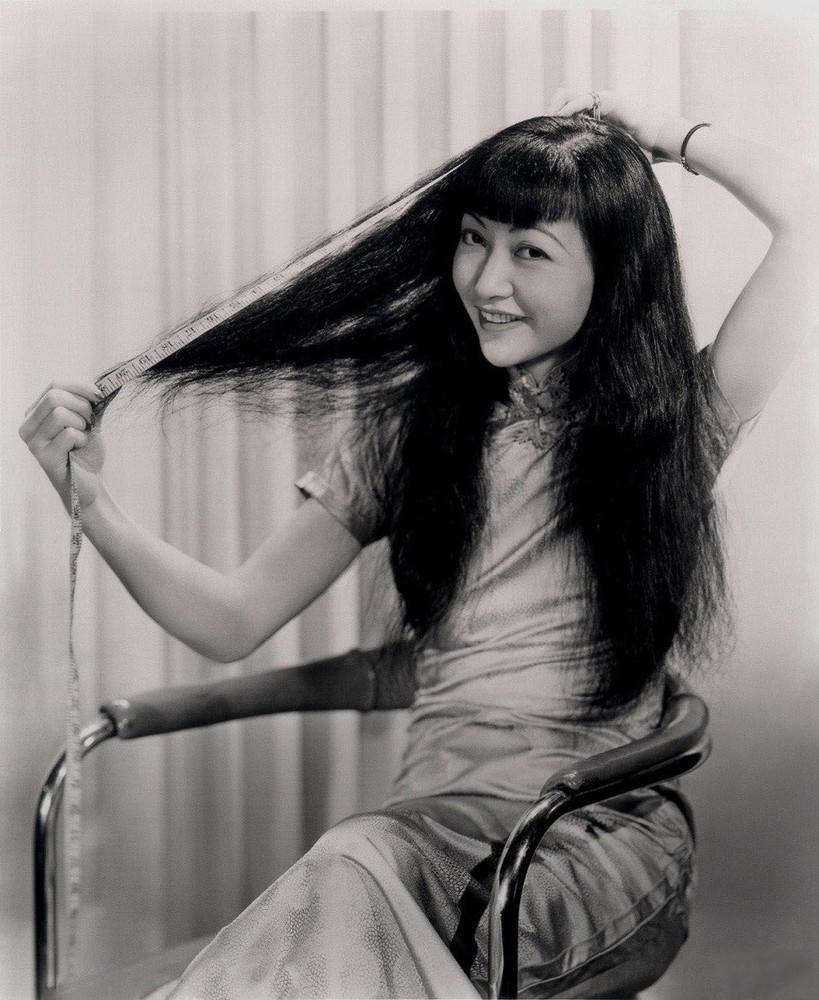 黃柳霜（英文名：Anna May Wong，1905年1月3日－1961年2月2日），第一位美籍華人好萊塢影星，同时也是第一个成为国际明星的亚裔美国人。她的职业生涯漫长且丰富，演艺事业跨越了默片、有声片、电视剧、舞台剧以及广播剧。当时出于无奈，她只能分到一些地位低微的角色，但她仍然抱着一颗爱国之心非常努力的去争取中国人的尊严。可惜一直未被当时的国人所理解。黄柳霜，也许你第一次听说她，但是请你记住这张可爱的脸，弯弯的眉毛，这个热爱祖国的女子。