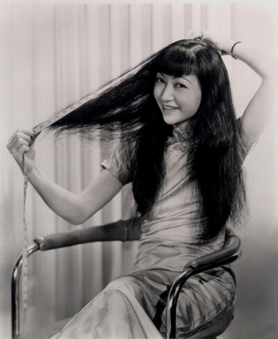 黃柳霜（英文名：Anna May Wong，1905年1月3日－1961年2月2日），第一位美籍華人好萊塢影星，同时也是第一个成为国际明星的亚裔美国人。她的职业生涯漫长且丰富，演艺事业跨越了默片、有声片、电视剧、舞台剧以及广…