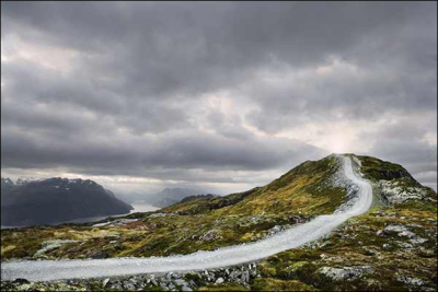  攀爬在山间的道路。