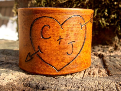 恋人们喜欢的 Lovers Forever Tree Carving Leather Cuff