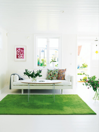 mi。清新自然。白色为主色调。配绿色花草点缀在墙角及阳台处。