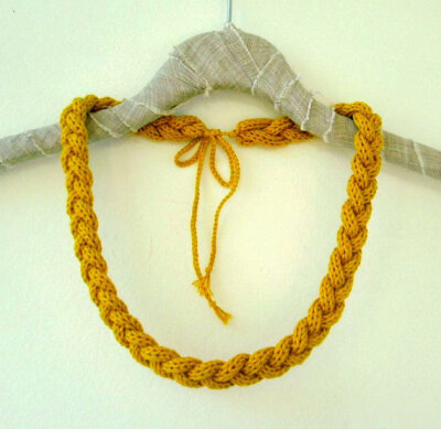 姜黄色毛线挂链，我觉得这个做腰链很嗲的